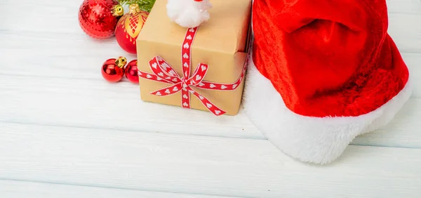 Vánoční Dárková Krabice Červenými Kuličkami Santa Klobouk Bílém Pozadí — Stock fotografie