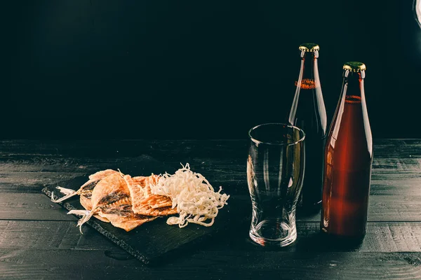 Bier Und Trockenfisch Auf Einem Dunklen Holztisch Bier Und Bierjause — Stockfoto