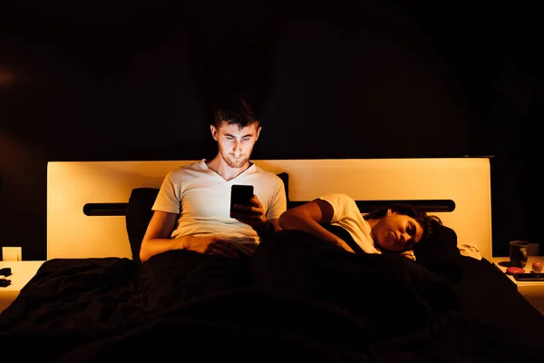 Junges Paar Mit Smartphone Nachts Bett — Stockfoto