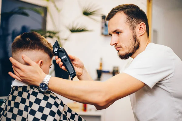 Barbeiro Grooming Bonito Menino Salão Cabeleireiro — Fotografia de Stock