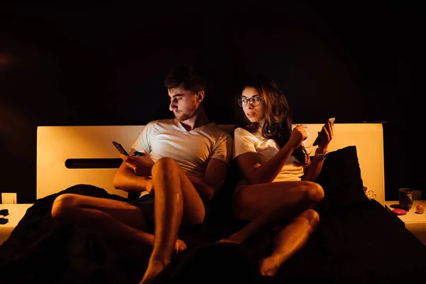 Junges Paar Mit Smartphones Nachts Bett — Stockfoto