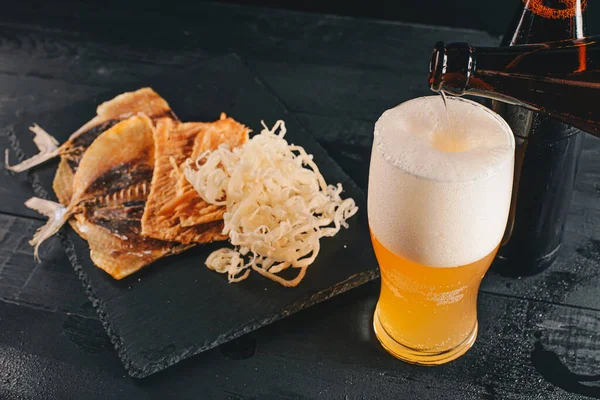 Bier Und Trockenfisch Auf Einem Dunklen Holztisch Bier Und Bierjause — Stockfoto