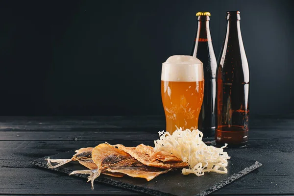 어두운 위에는 맥주와 생선이 맥주와 — 스톡 사진
