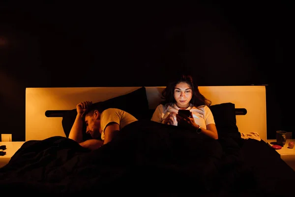 Junges Paar Mit Smartphone Nachts Bett — Stockfoto