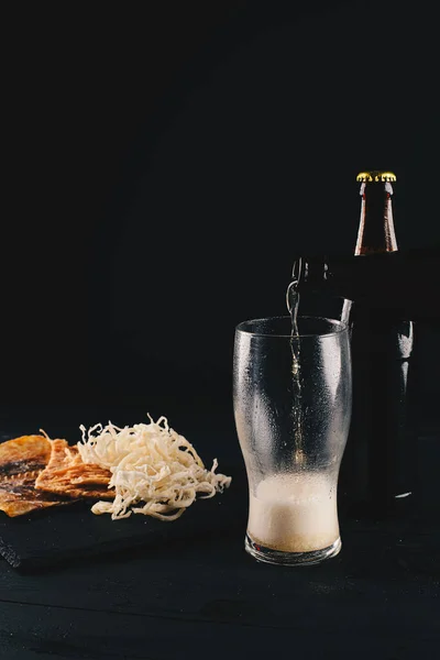 Bier Und Trockenfisch Auf Einem Dunklen Holztisch Bier Und Bierjause — Stockfoto