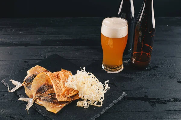 Bier Und Trockenfisch Auf Einem Dunklen Holztisch Bier Und Bierjause — Stockfoto