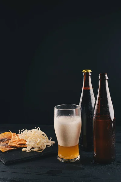 Bier Und Trockenfisch Auf Einem Dunklen Holztisch Bier Und Bierjause — Stockfoto