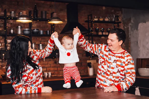 Familia Feliz Con Dos Niños Sombreros Santa Casa — Foto de Stock