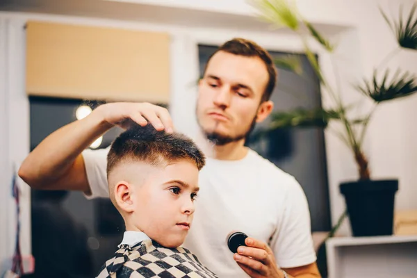 Barbeiro Grooming Bonito Menino Salão Cabeleireiro — Fotografia de Stock