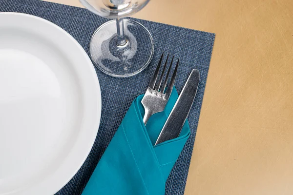 Plato Vacío Con Tenedor Cuchillo Mesa — Foto de Stock