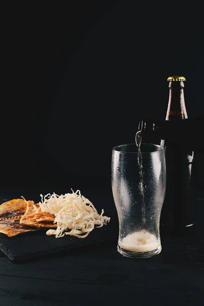 Bier Und Trockenfisch Auf Einem Dunklen Holztisch Bier Und Bierjause — Stockfoto