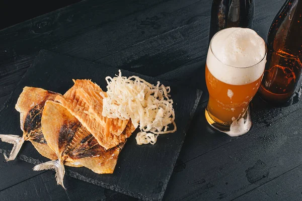 Bier Und Trockenfisch Auf Einem Dunklen Holztisch Bier Und Bierjause — Stockfoto