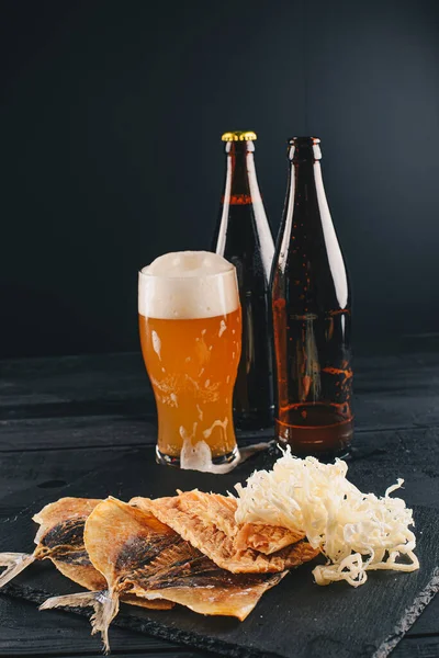 어두운 위에는 맥주와 생선이 맥주와 — 스톡 사진