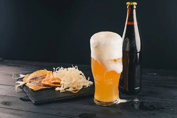 Bier Und Trockenfisch Auf Einem Dunklen Holztisch Bier Und Bierjause — Stockfoto