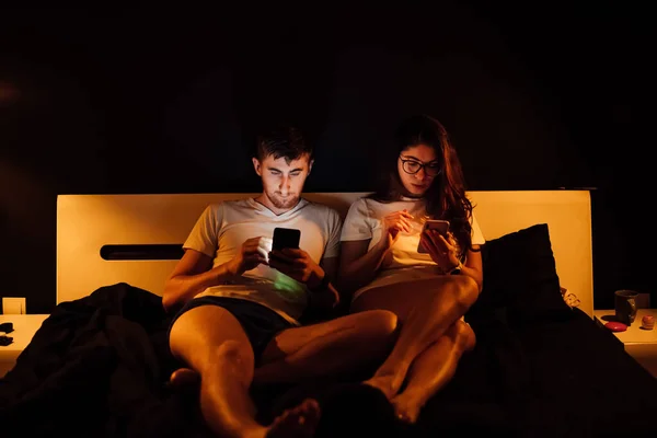 Junges Paar Mit Smartphones Nachts Bett — Stockfoto