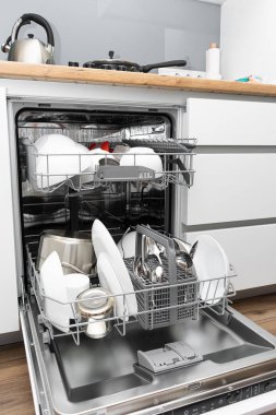 Mutfak gereçleri ve eşyalar masanın üstünde.