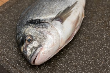 Masadaki taze balık, kapat.