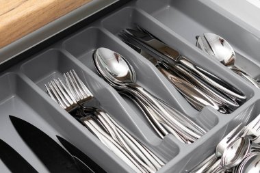 Mutfak gereçleri, paslanmaz çelik tabaklar, çatallar, bıçaklar ve diğer aletler.