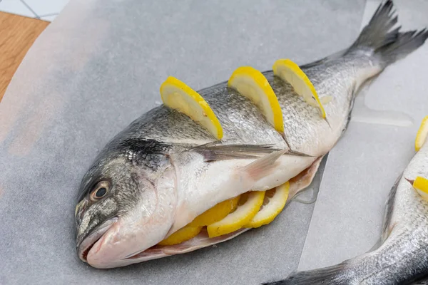 Ikan Segar Piring Dengan Lemon Dan Dill — Stok Foto