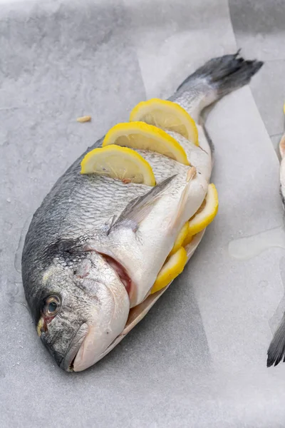 Ikan Segar Piring Dengan Lemon Dan Rosemary — Stok Foto