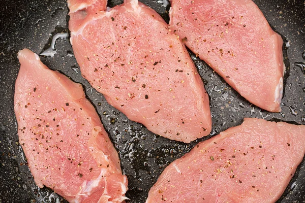 Rauw Varkensvlees Een Zwarte Achtergrond — Stockfoto