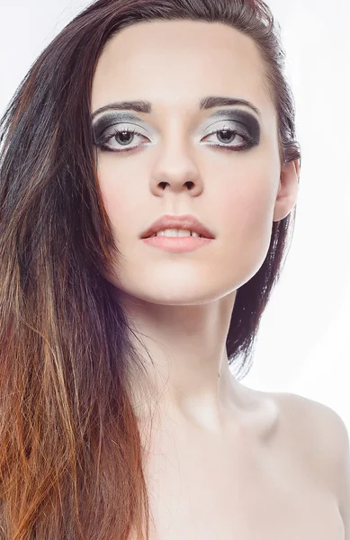 Makeup artist applies eye shadow. Beautiful woman face. Perfect — Stock Photo, Image