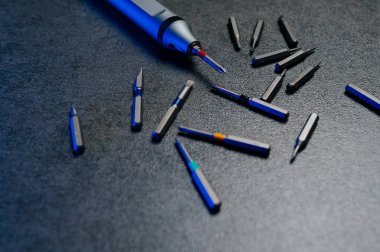 Elektronik metal mini tornavida ve değişik çalışma parçalarıyla değiştirilebilir bitlerin kümesi.