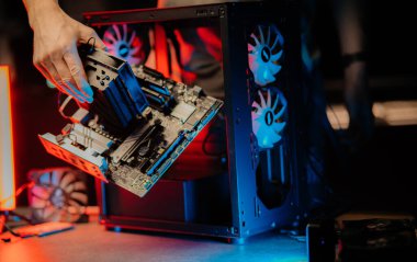 Bilgisayar bilgisayarı tamir eden teknisyen, donanım bakım mühendisliği