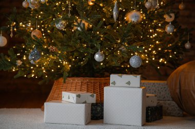 Noel ağacının altında hediye kutuları. Yakın çekim