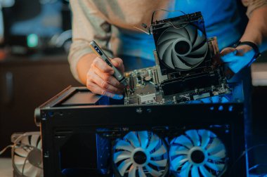 Adam evde bir bilgisayar sistemi kuruyor