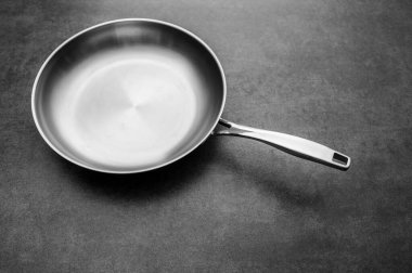 Mutfak tezgahında bekleyen paslanmaz çelik kızartma tavası yemek pişirmek için kullanılmaya hazır, kapat..