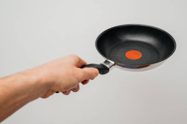 Mutfak tezgahında bekleyen paslanmaz çelik kızartma tavası yemek pişirmek için kullanılmaya hazır, kapat..