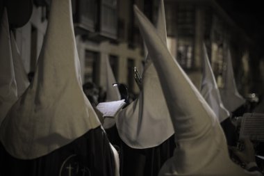 Geceleri müzik din adımları