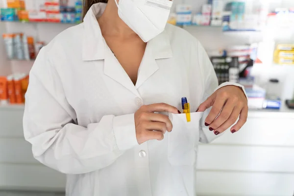 Menina Farmacêutica Segura Seu Bolso Onde Ela Contém Canetas Para — Fotografia de Stock
