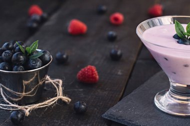 Antioksidan diyeti için bir fincan çilekli ve yaban mersinli yoğurt. Ev yapımı yoğurt.