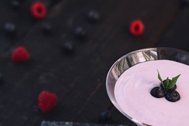 Antioksidan diyeti için bir fincan çilekli ve yaban mersinli yoğurt. Ev yapımı yoğurt.