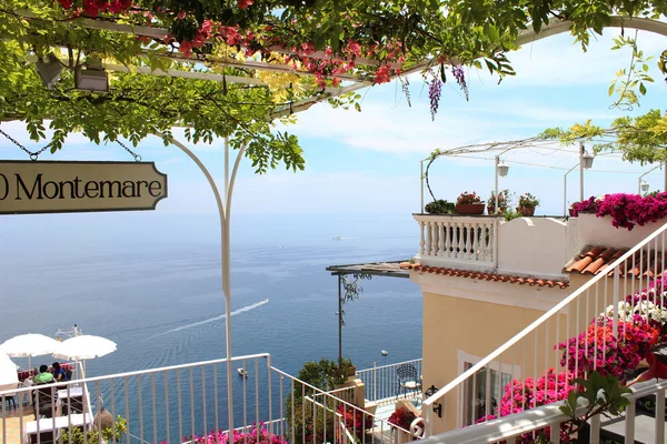Ravintolan terassi Amalfin rannikolla — kuvapankkivalokuva