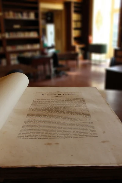 Livros em uma estante de biblioteca — Fotografia de Stock