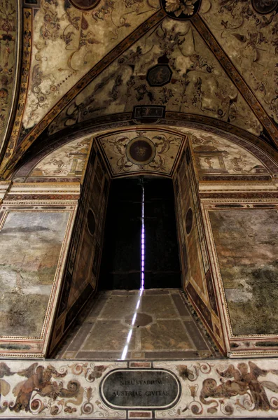 Ventana de la iglesia medieval barroca — Foto de Stock