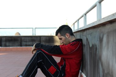 Genç çocuk mahzun