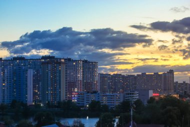 Gün batımında güzel gün batımı ve bulutlar turuncu ve mavi gökyüzü, büyük şehir manzarası