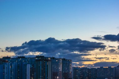 Gün batımında güzel gün batımı ve bulutlar turuncu ve mavi gökyüzü, büyük şehir manzarası
