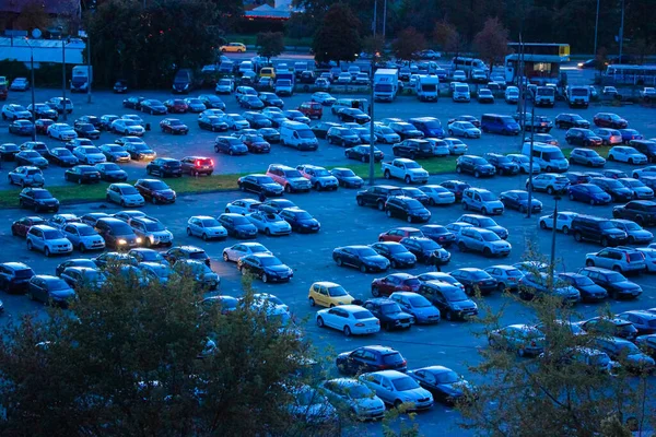 Многие Припарковали Машины Большой Городской Парковке — стоковое фото
