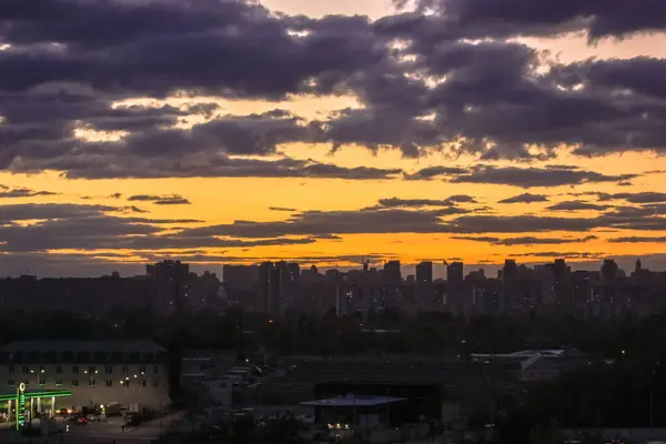 Закат Облачность Закате Оранжево Голубое Небо Вид Большой Город — стоковое фото