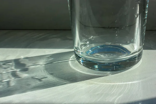 Vidro Vazio Para Água Suco Sombras Contrastantes Uma Mesa Branca — Fotografia de Stock