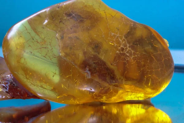 Кусок Натурального Янтаря Зеркальной Поверхности Отражение Желтого Полудрагоценного Камня — стоковое фото