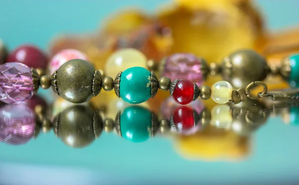 Цветные Бусины Ожерелья Отражаются Зеркале — стоковое фото