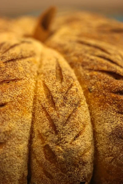 Hembakat Bröd Färskt Pumpaformat Bröd Bakgrund Till Thanksgiving Och Halloween — Stockfoto