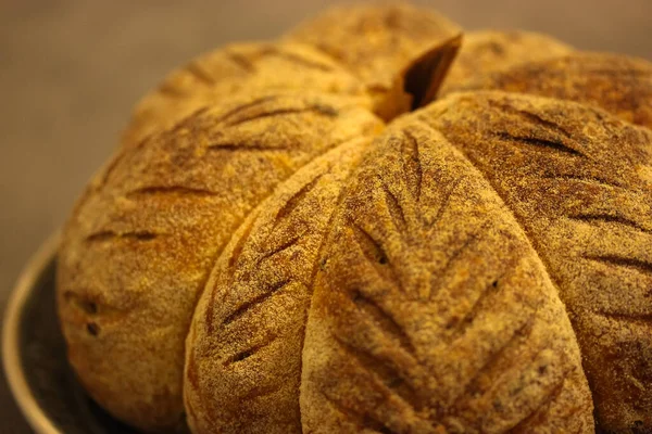 Hembakat Bröd Färskt Pumpaformat Bröd Bakgrund Till Thanksgiving Och Halloween — Stockfoto