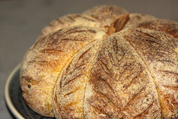 手作りのペストリー 新鮮なカボチャの形のパン 感謝祭とハロウィーンの背景 — ストック写真